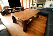 Stôl zo starého dreva